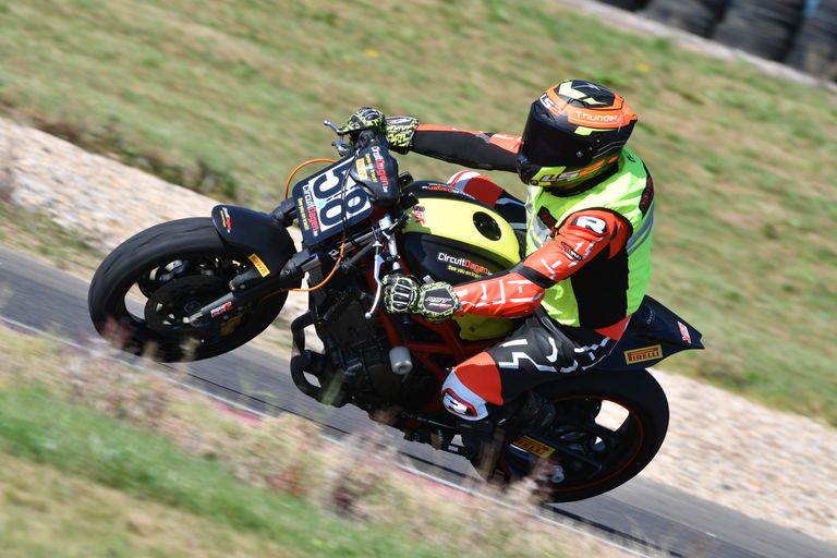 Suzuki SV 650 Gladius te huur